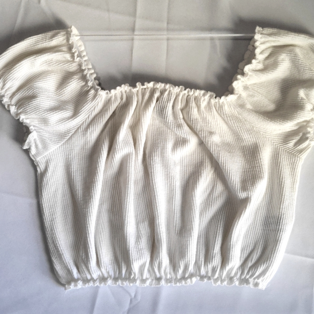Cute cream color crop top size med